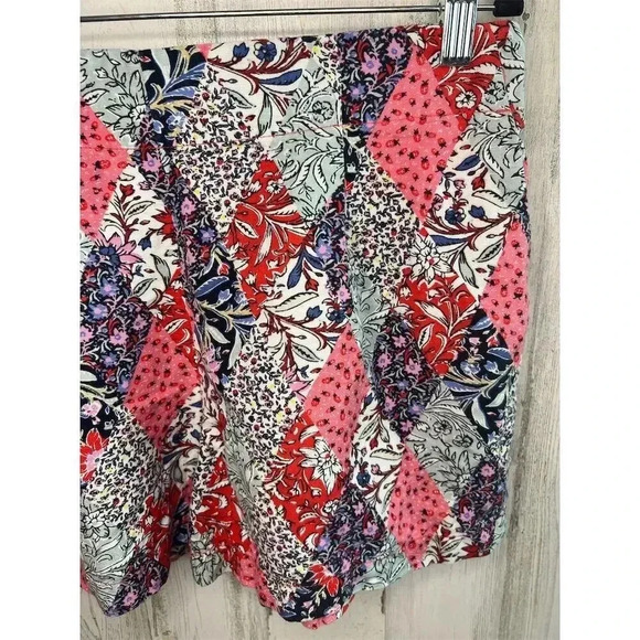 Ann Taylor Loft Women's Pleated Pull-On Shorts Patchwork Bloom Size S - Picture 2 of 7